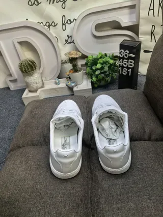 White Minimalist Low-Top Lifestyle Sneakers 8