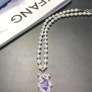 Colar com pingente de urso de pérolas branco e roxo pavé duplo