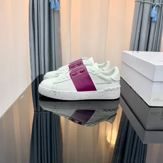 Tênis low-top branco e roxo com upper de couro