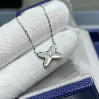 Colar com pingente em forma de X de madrepérola e gemas