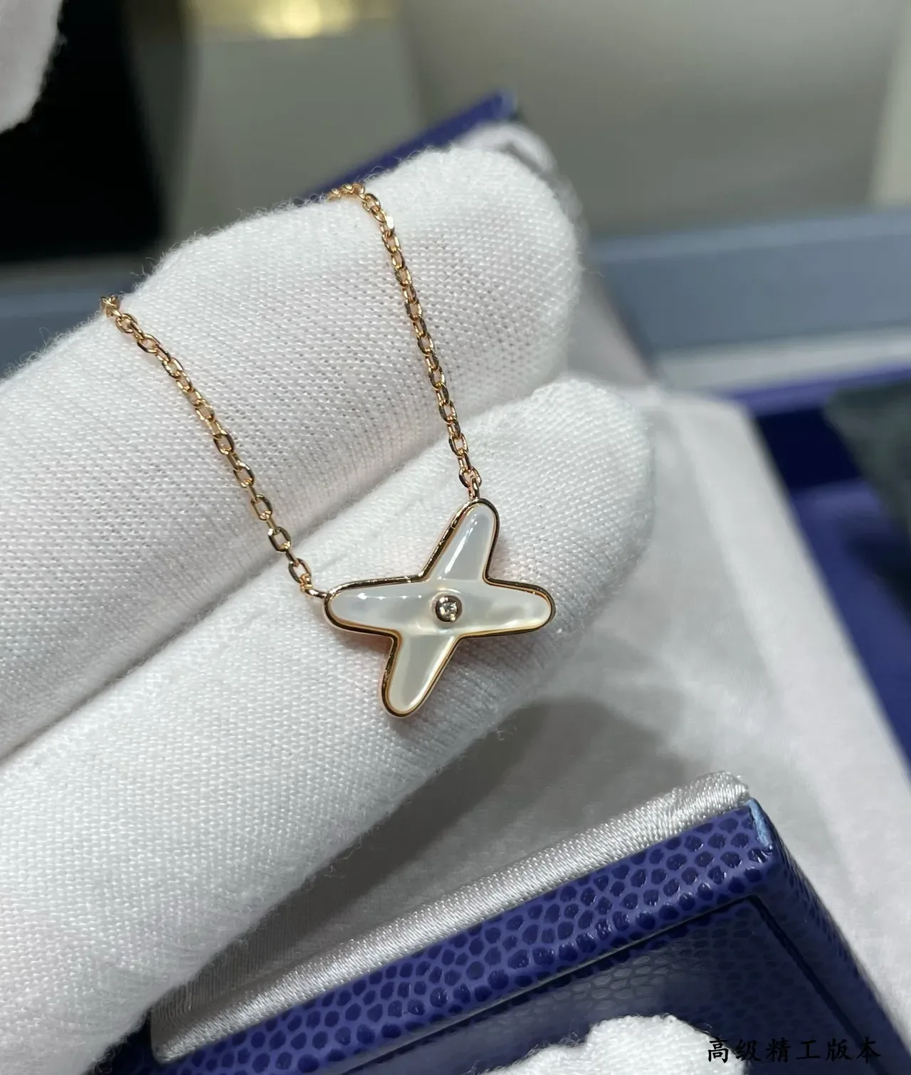 Collar con colgante en forma de X de madreperla y gemas 6