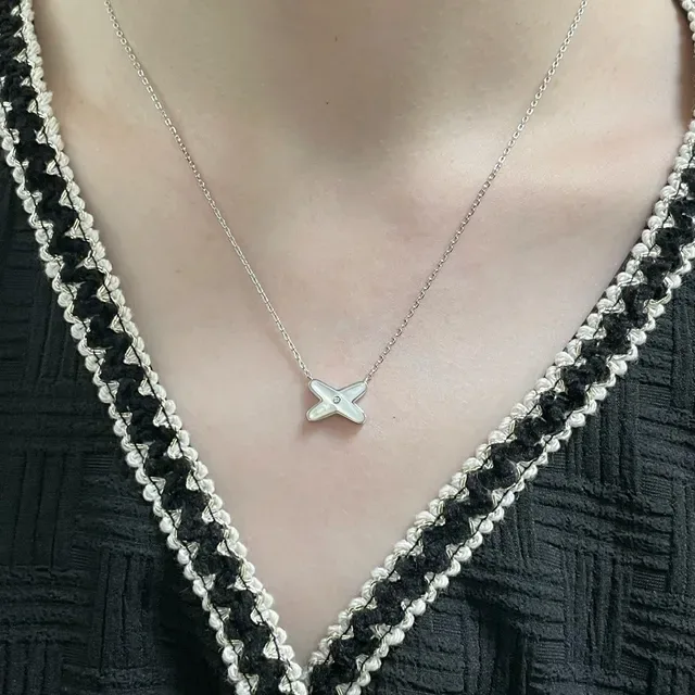 Collar con colgante en forma de X de madreperla y gemas 9