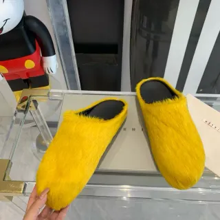 Zapatilla Amarillo Negro Peluda Superior Estilo Piel de Oveja Espalda Abierta Silueta Zapatilla