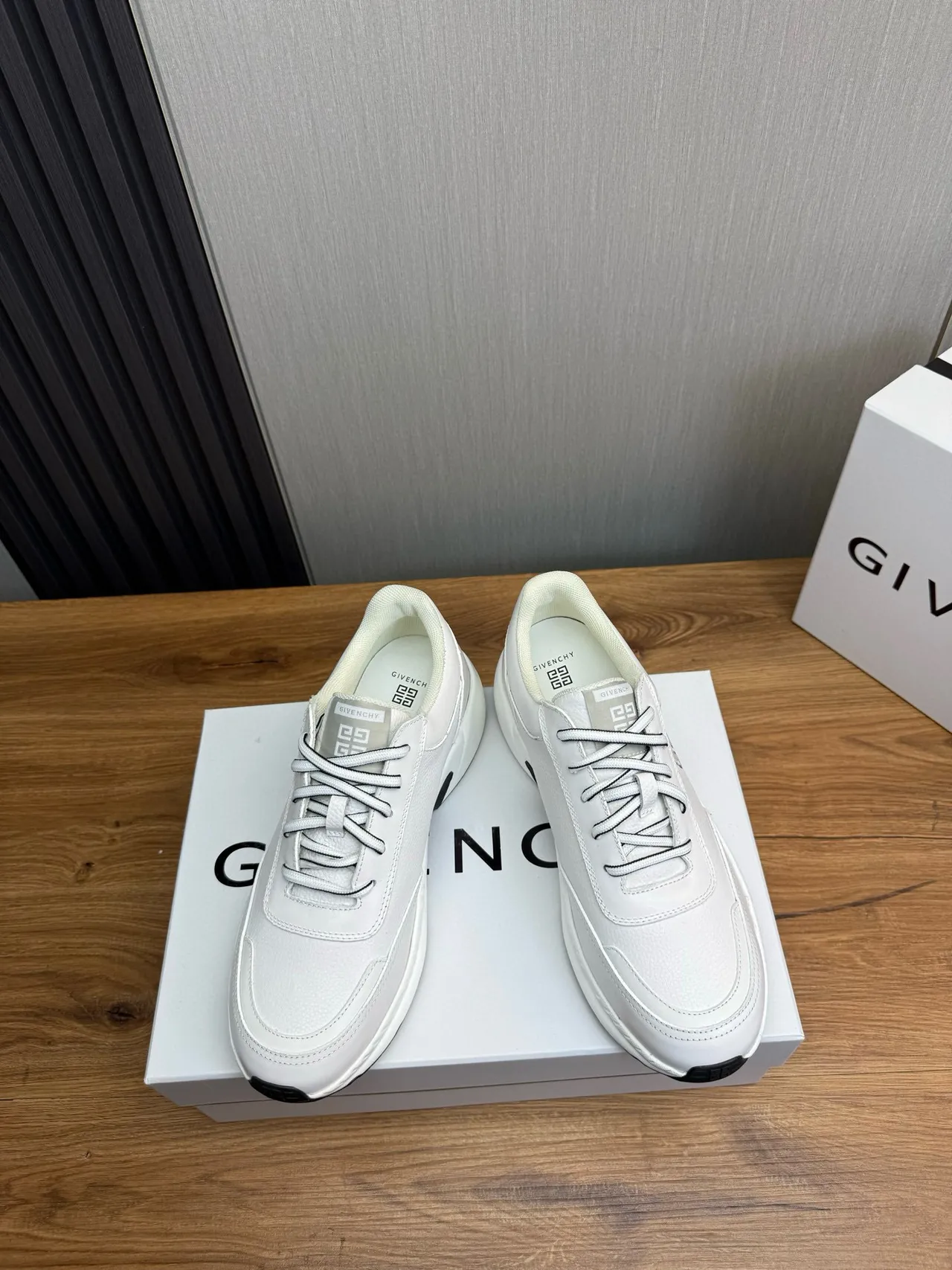Givenchy City Sport أبيض أسود أحمر أحذية رياضية سميكة 2