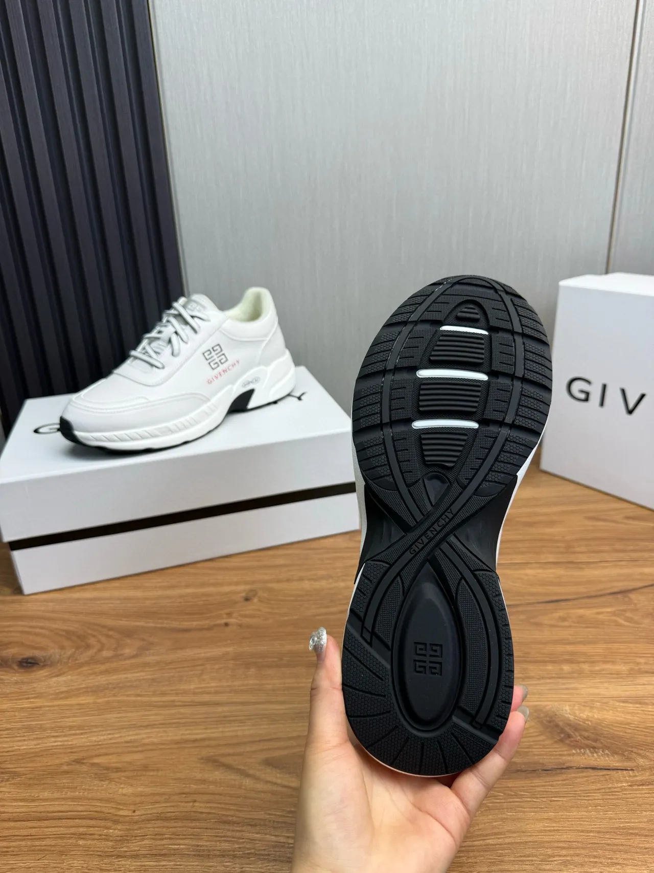 Givenchy City Sport أبيض أسود أحمر أحذية رياضية سميكة 10