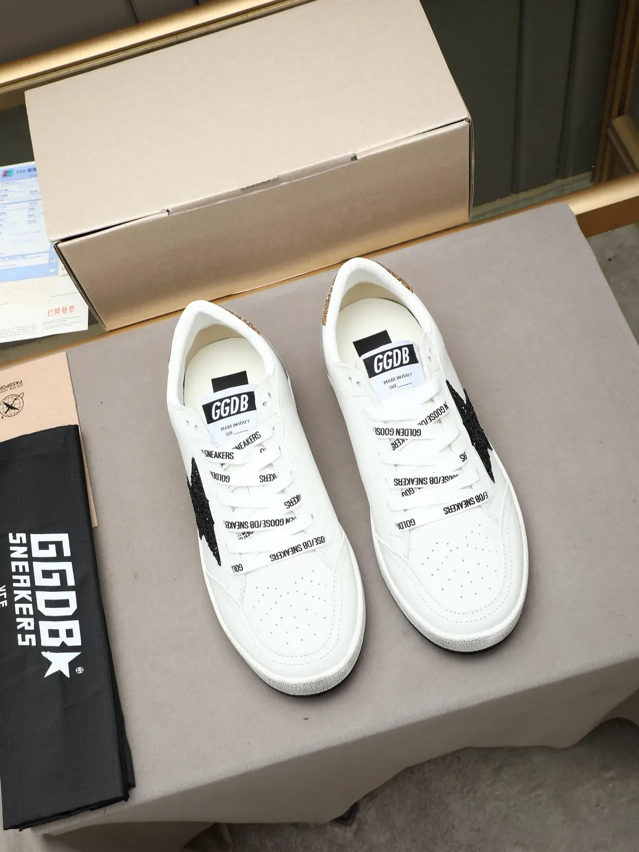 Golden Goose Ball Star chaussures lifestyle blanches noires étoile brillante 2