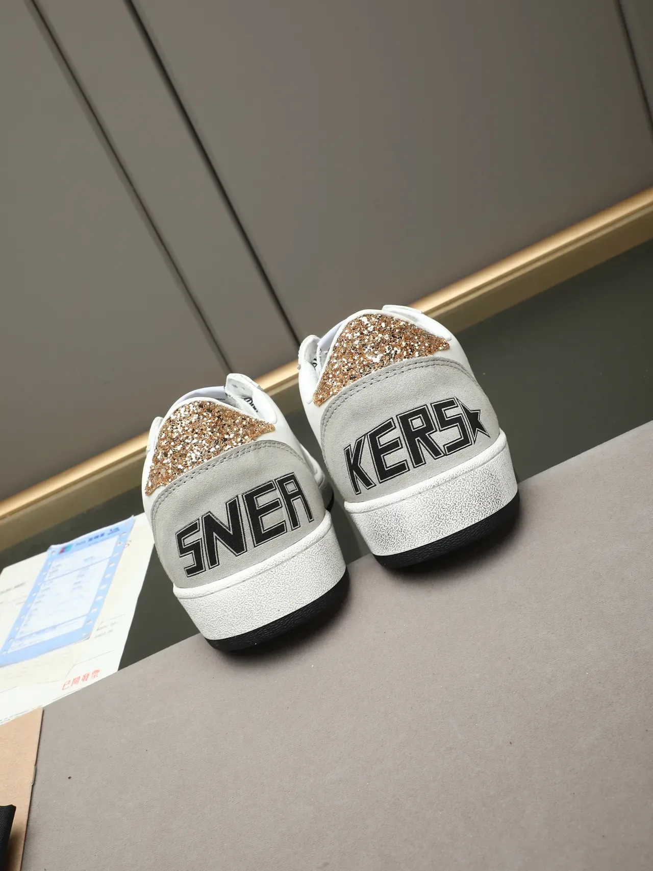 Golden Goose Ball Star chaussures lifestyle blanches noires étoile brillante 3