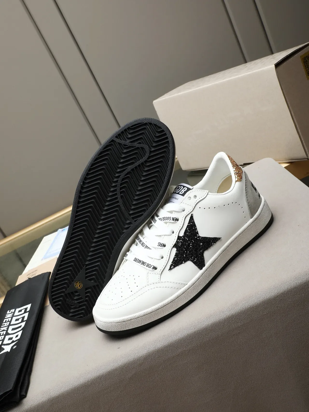 Golden Goose Ball Star chaussures lifestyle blanches noires étoile brillante 4
