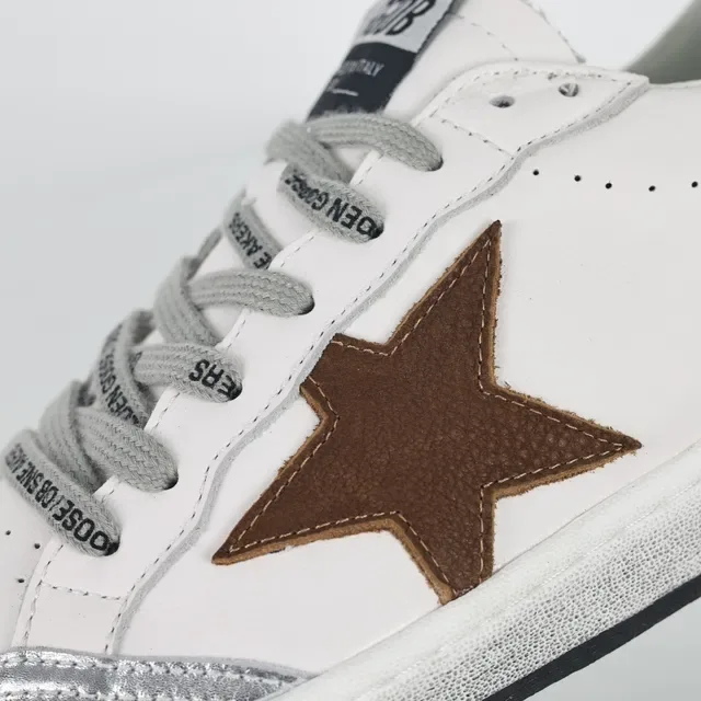 Golden Goose Super-Star sneakers lifestyle blanches argentées marron étoile 6