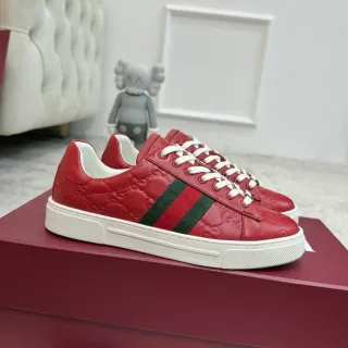 Gucci Ace أحمر Embossed GG Web Stripe حذاء رياضي أسلوب حياة