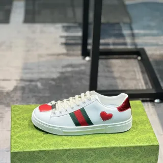 Gucci Ace حذاء رياضي أسلوب حياة من الجلد أبيض أحمر أخضر قلب