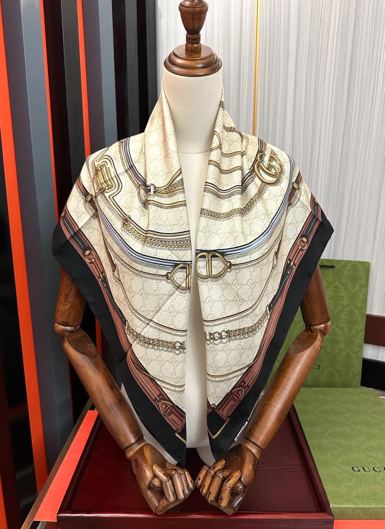Gucci Lenço de seda bege preto quadrado monogramado 2