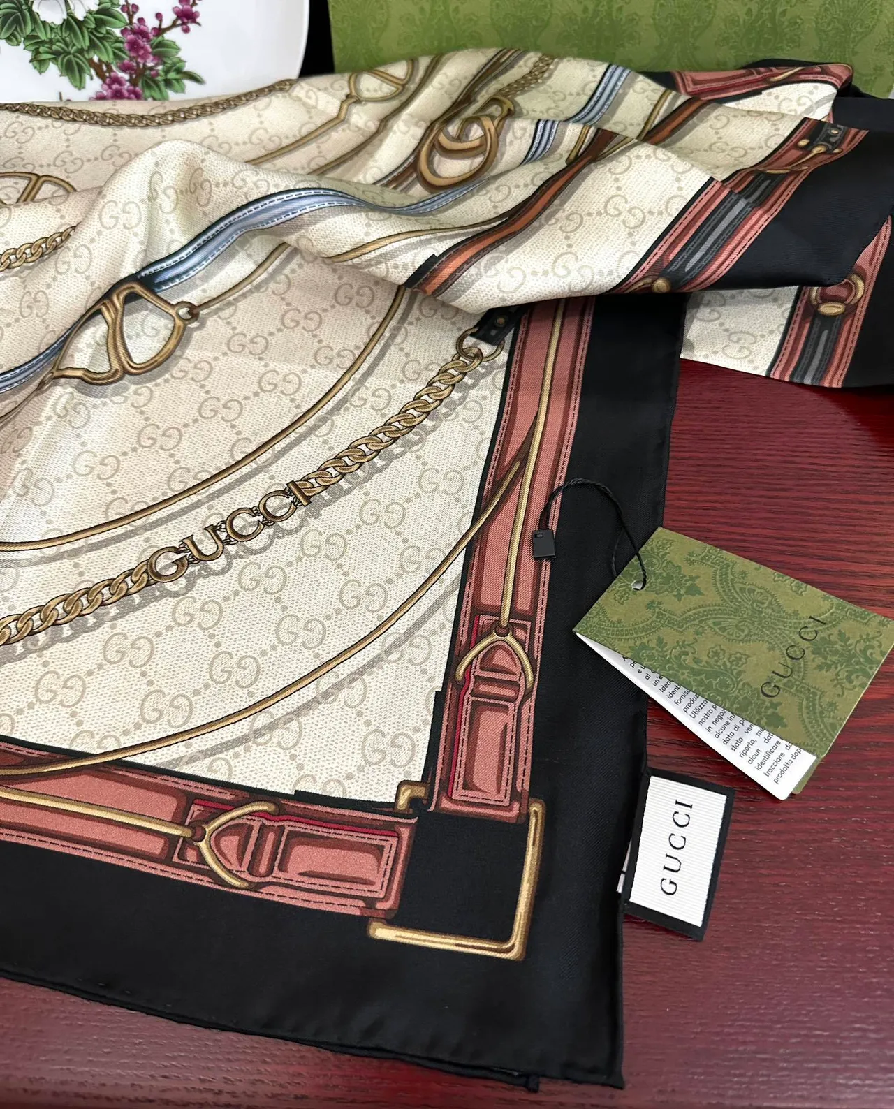 Gucci Lenço de seda bege preto quadrado monogramado 8