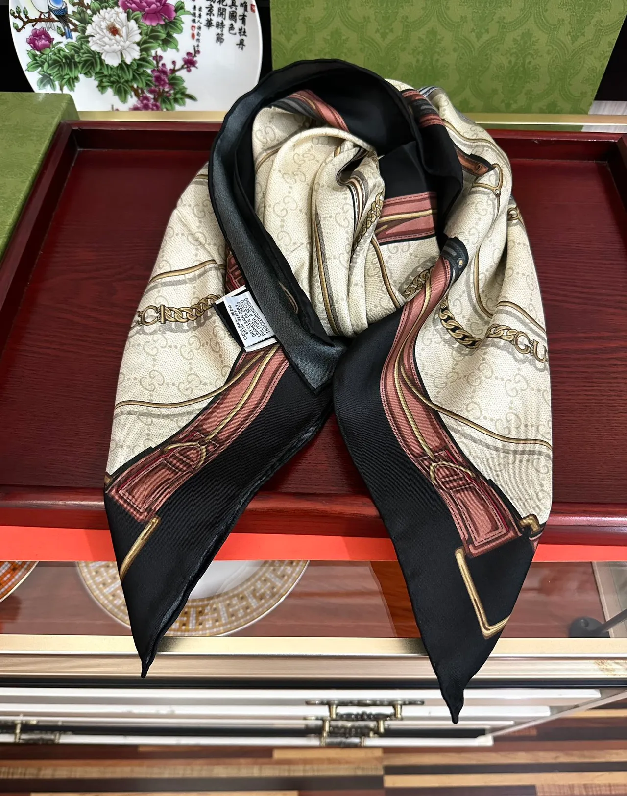 Gucci Lenço de seda bege preto quadrado monogramado 9