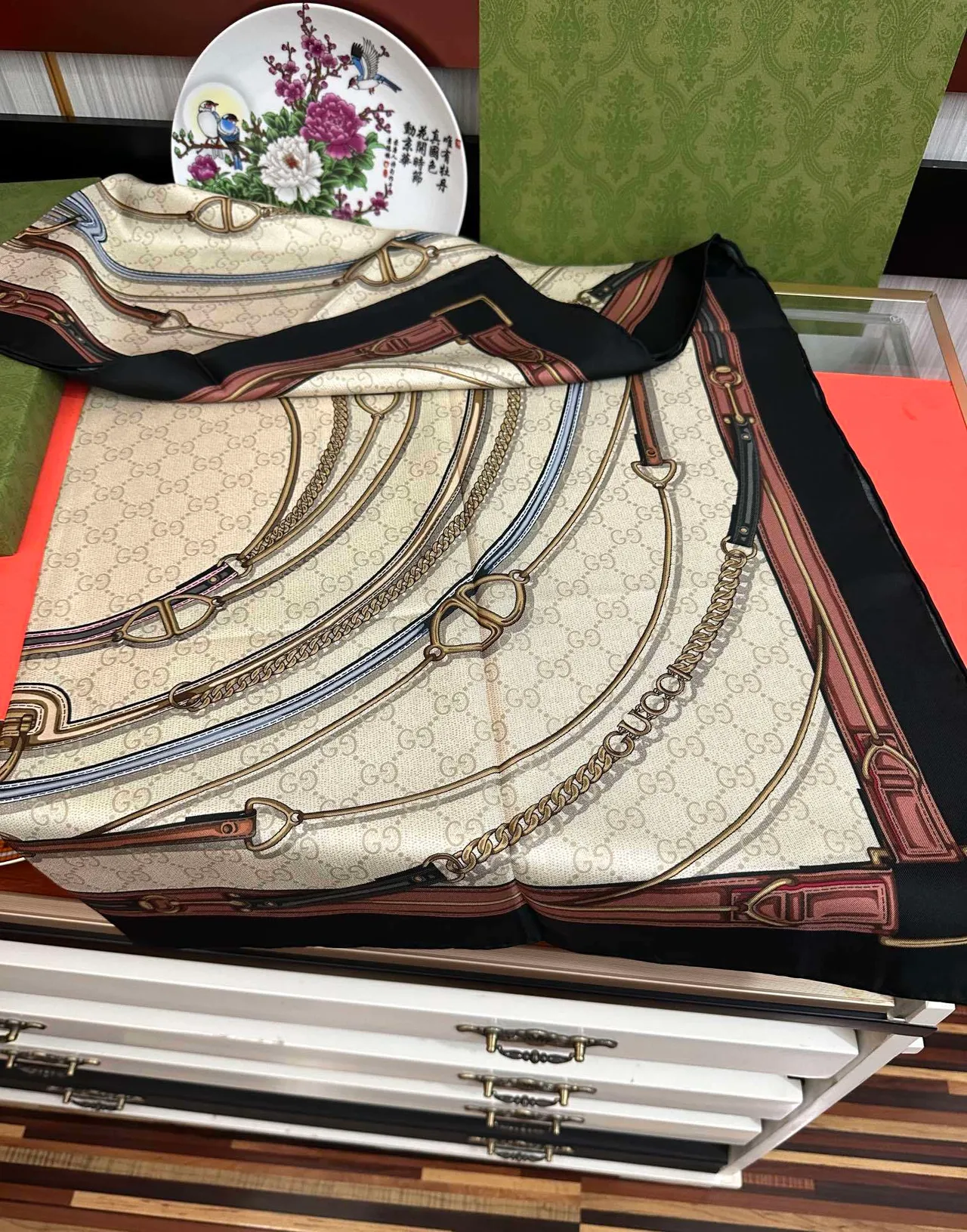 Gucci Lenço de seda bege preto quadrado monogramado 5