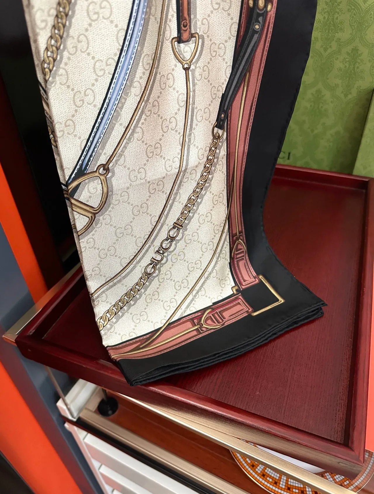 Gucci Lenço de seda bege preto quadrado monogramado 6