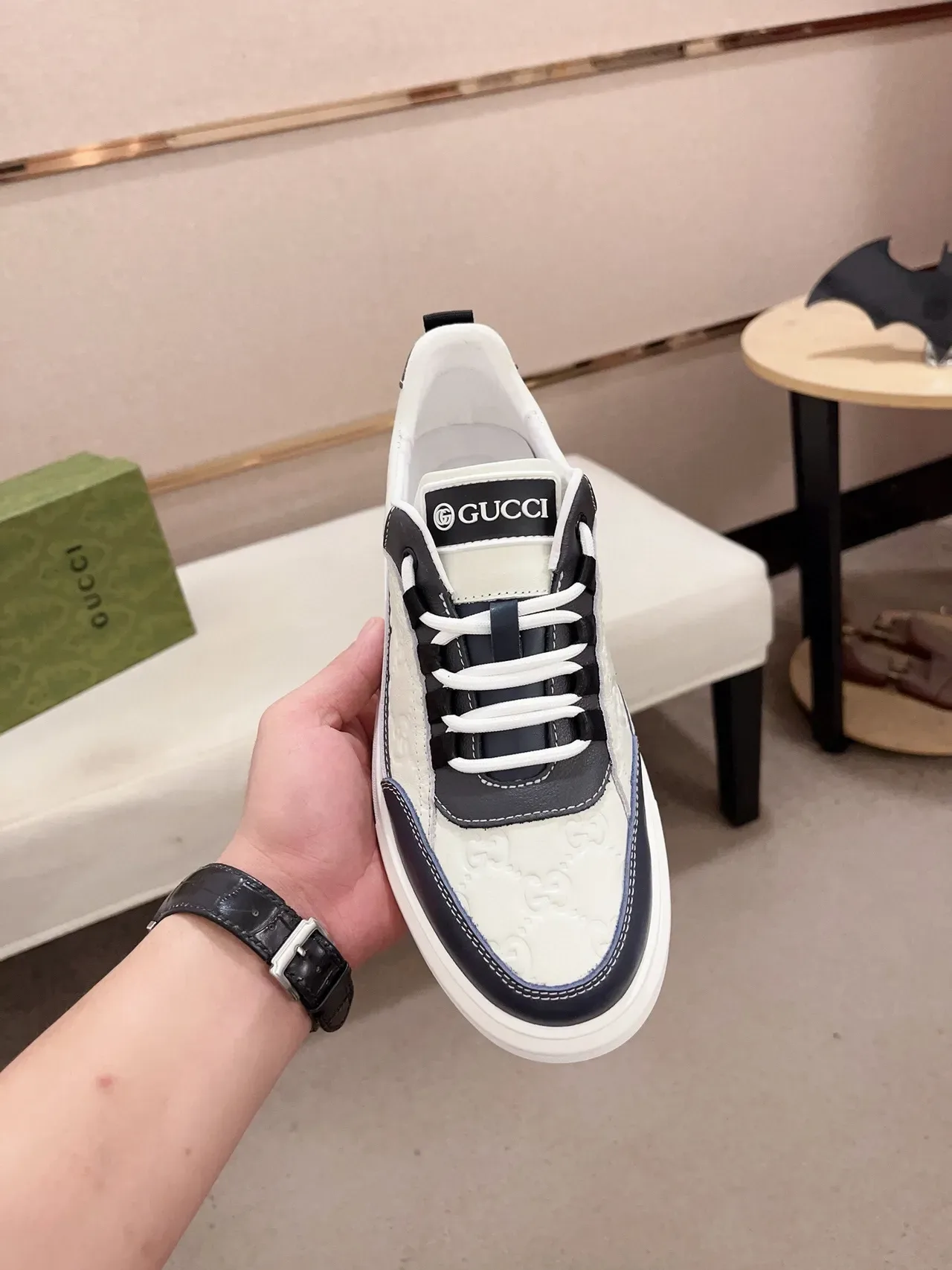 Gucci Tênis lifestyle bege marinho couro embossado GG painéis contrastantes 2