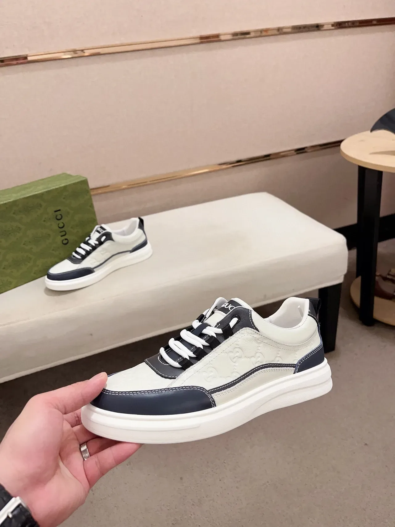 Gucci Tênis lifestyle bege marinho couro embossado GG painéis contrastantes 3