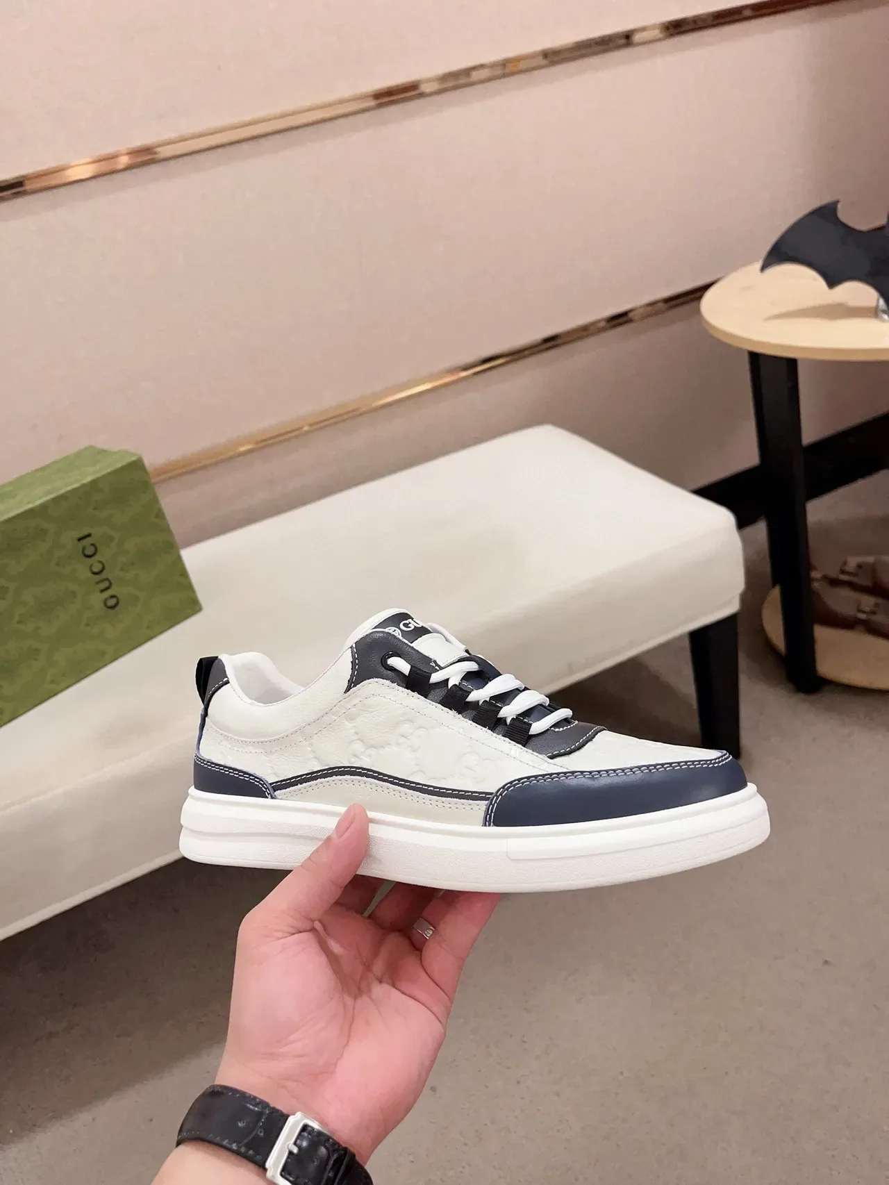 Gucci Tênis lifestyle bege marinho couro embossado GG painéis contrastantes 4