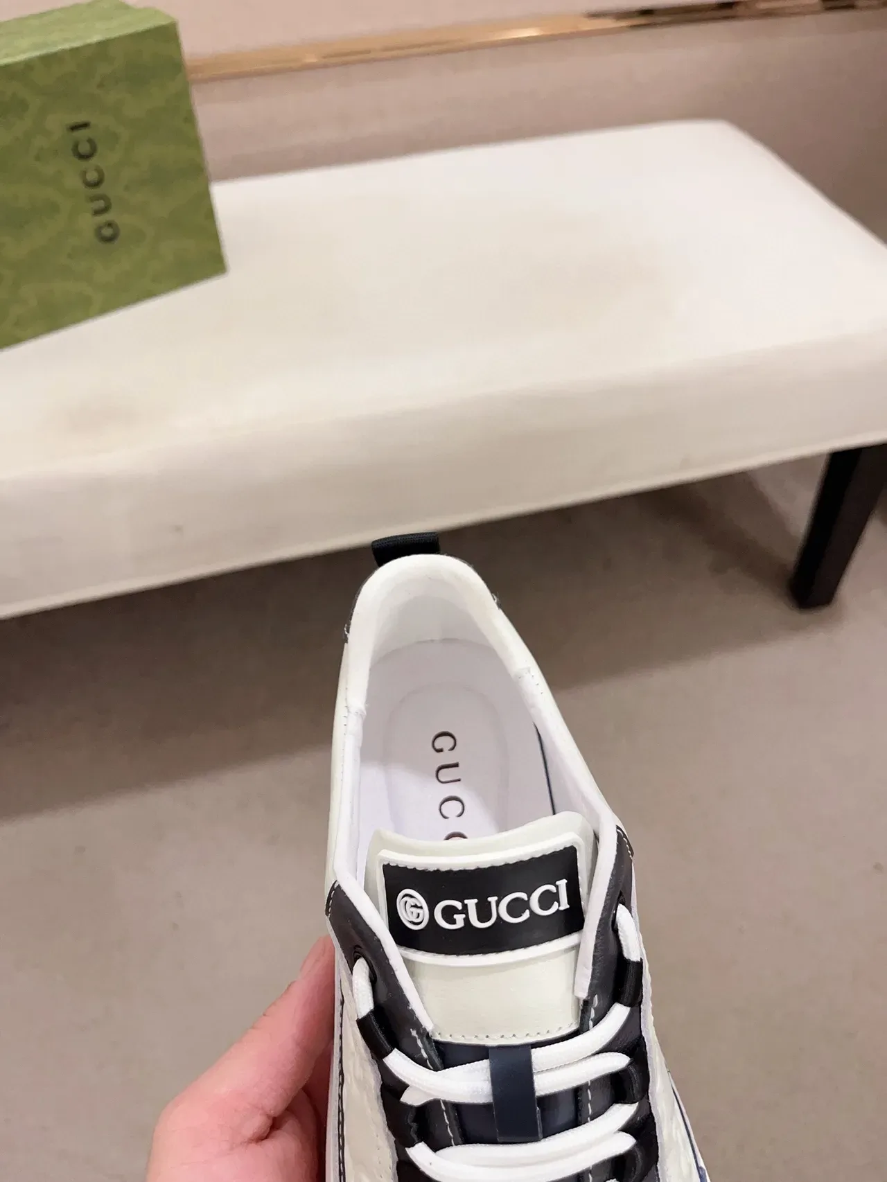 Gucci Tênis lifestyle bege marinho couro embossado GG painéis contrastantes 6