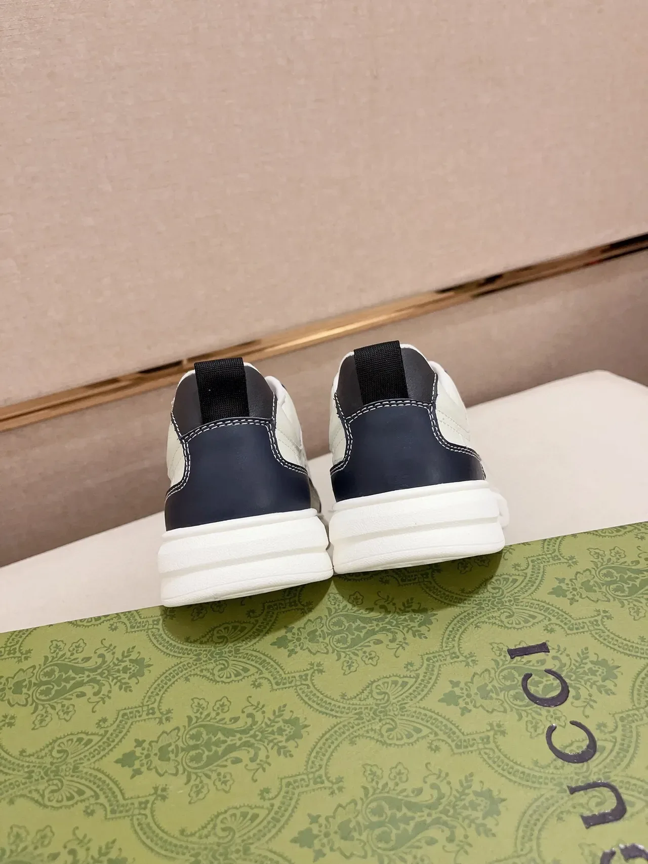 Gucci Tênis lifestyle bege marinho couro embossado GG painéis contrastantes 8
