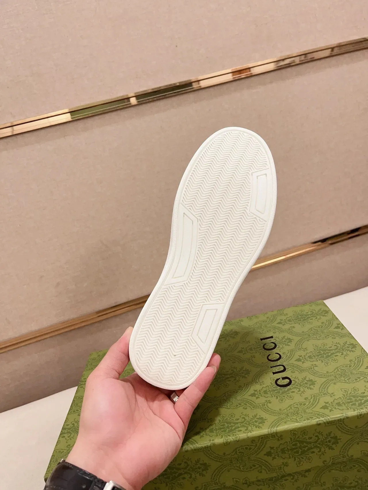 Gucci Tênis lifestyle bege marinho couro embossado GG painéis contrastantes 9
