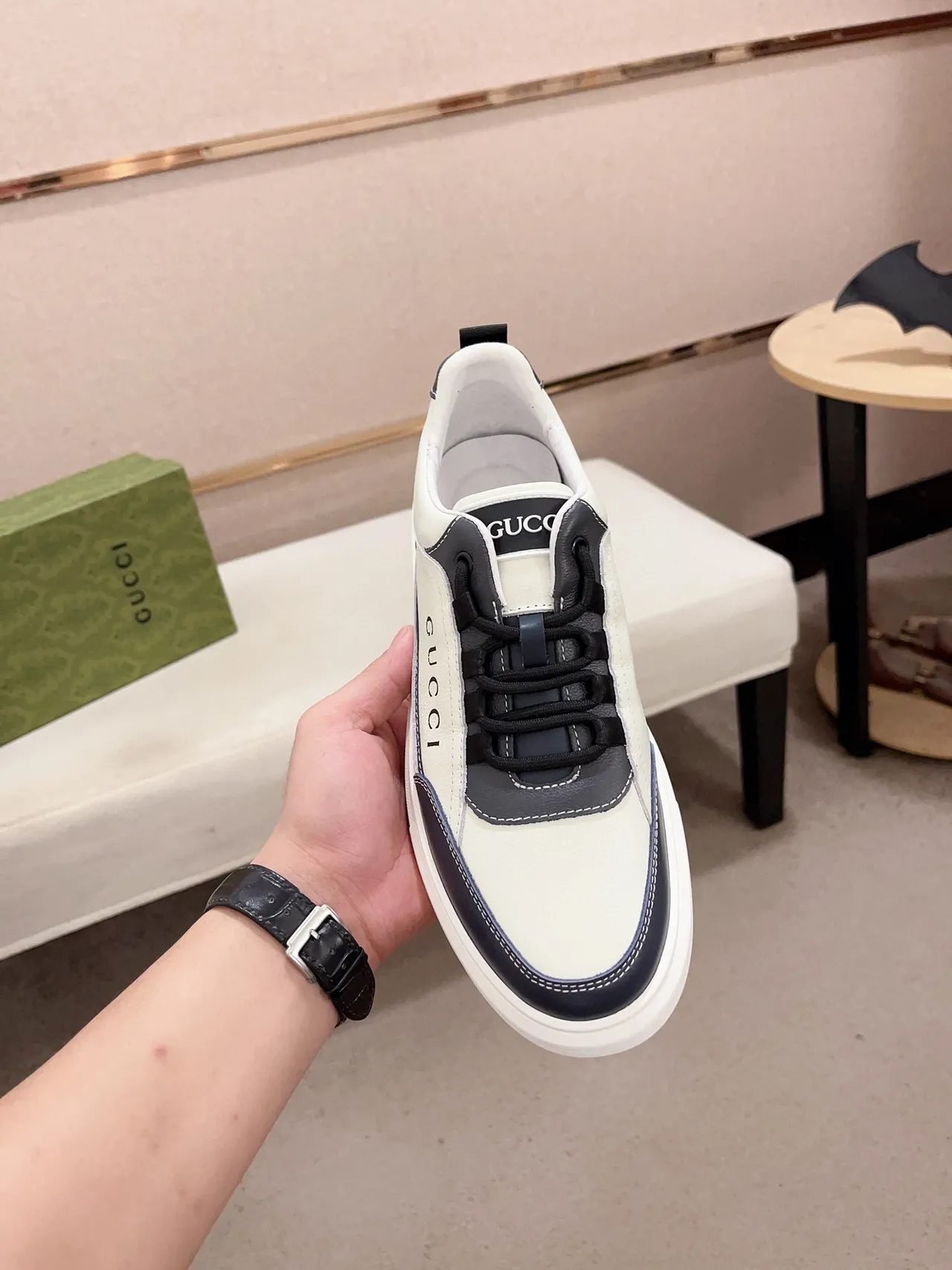 Gucci Beige Navy Low-Top Leather Upper Lifestyle Sneakers 2