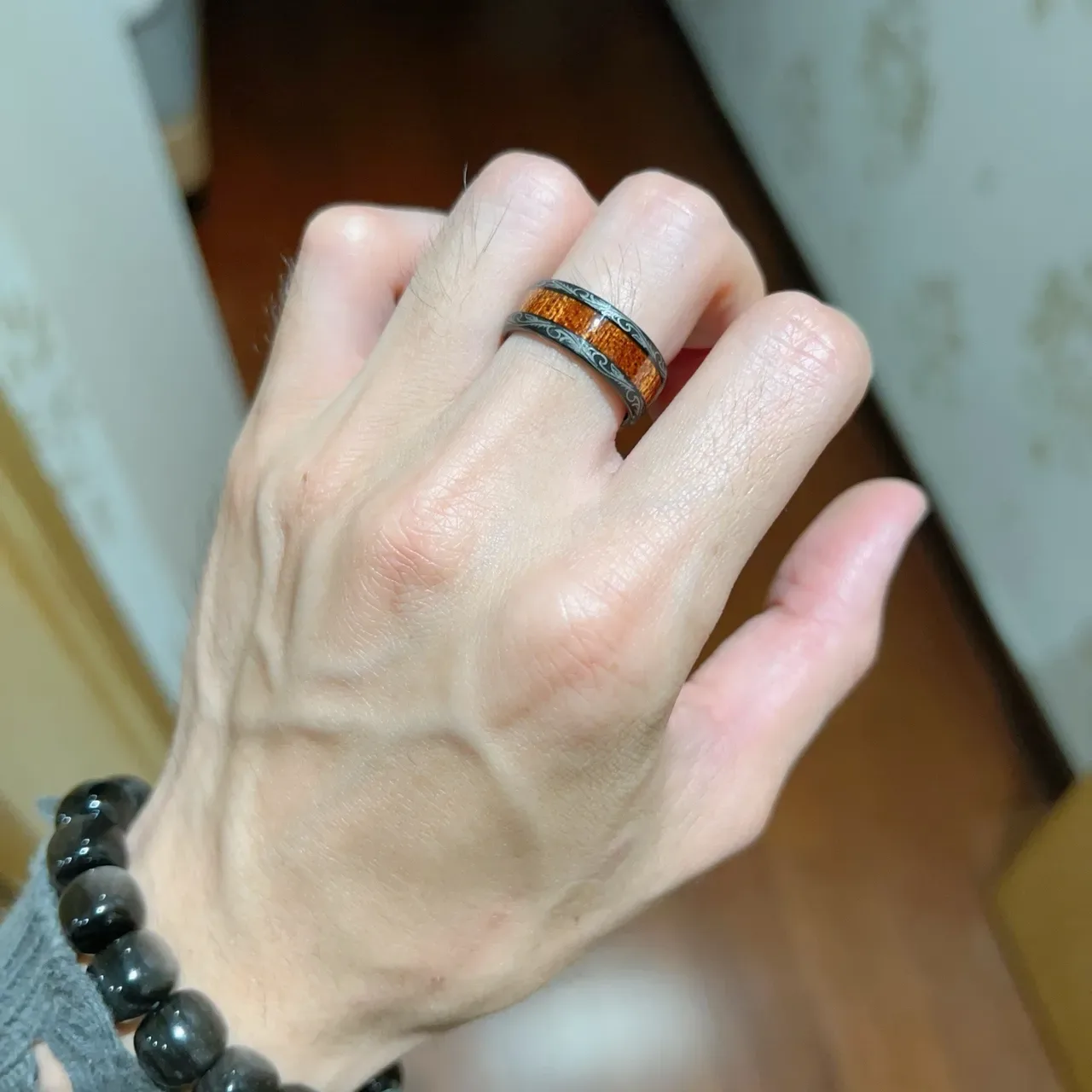 Bague Gucci avec Inlay Noir et Bois Gravée 2