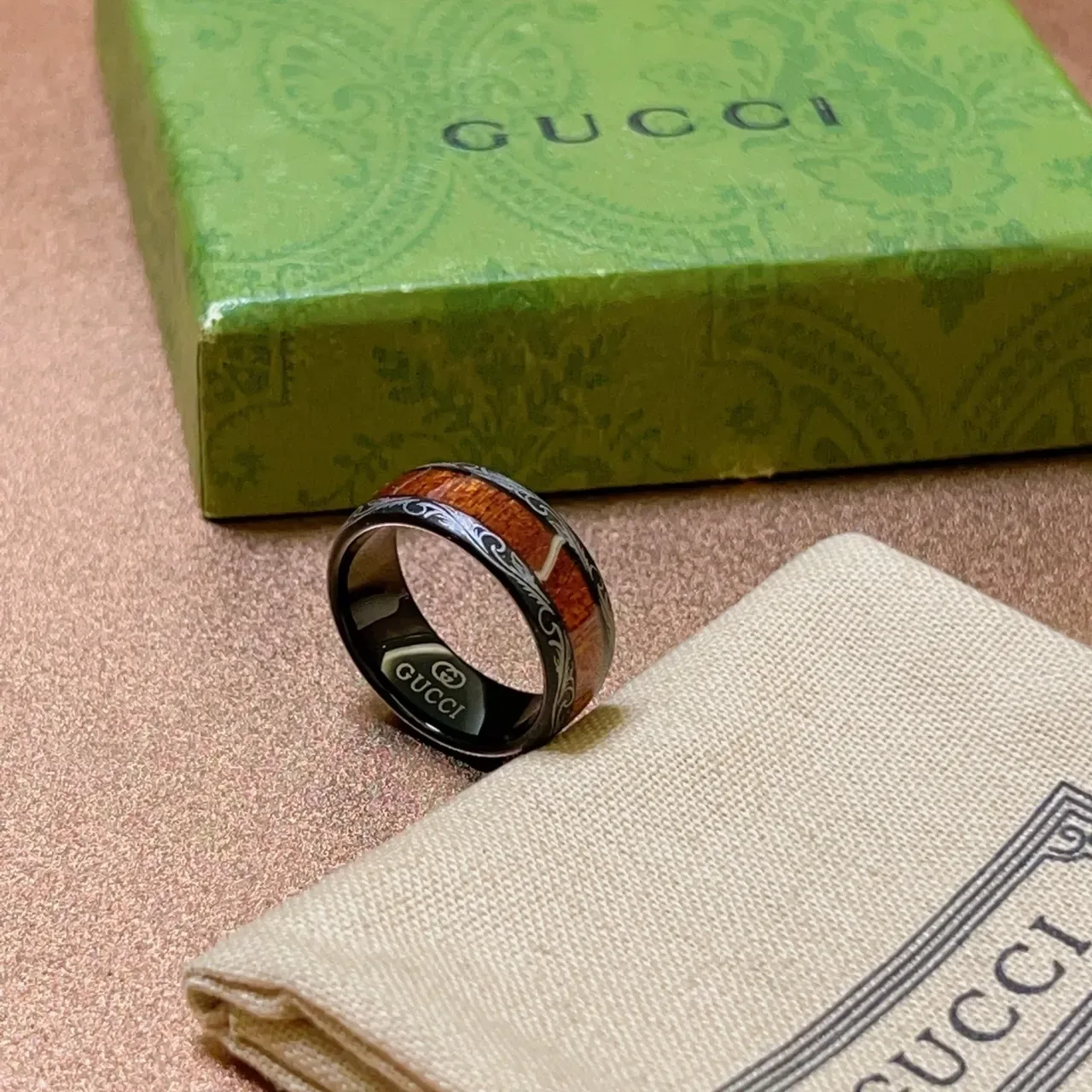 Bague Gucci avec Inlay Noir et Bois Gravée 3