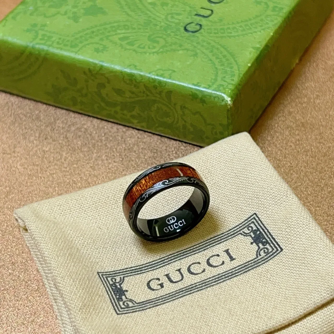 Bague Gucci avec Inlay Noir et Bois Gravée 4