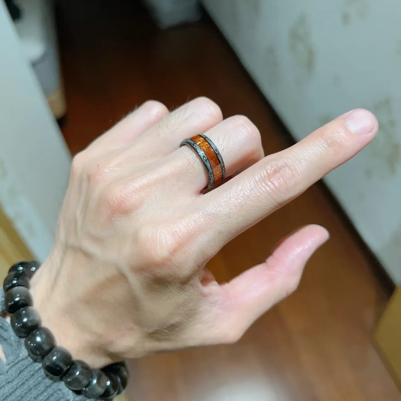 Bague Gucci avec Inlay Noir et Bois Gravée 5