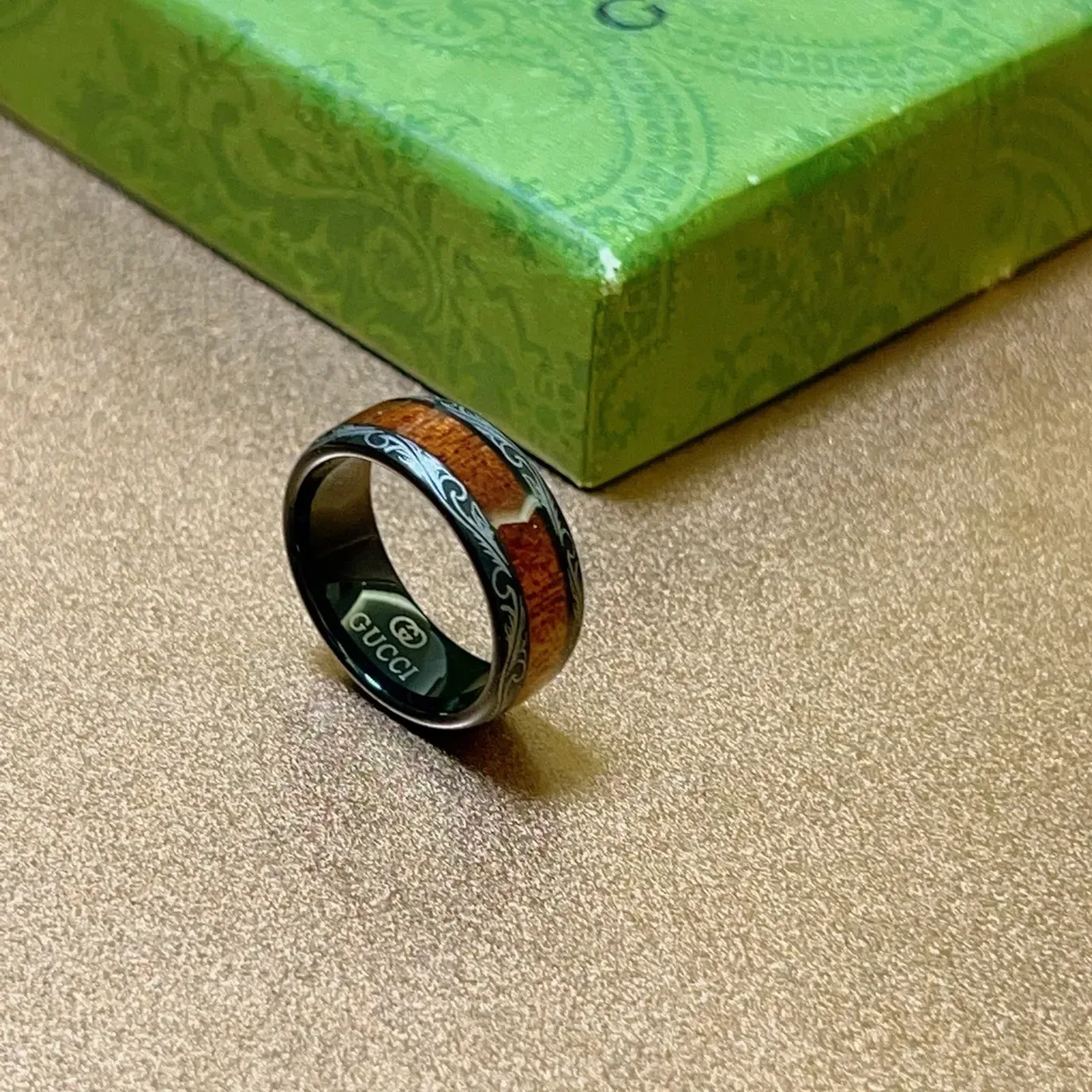 Bague Gucci avec Inlay Noir et Bois Gravée 6