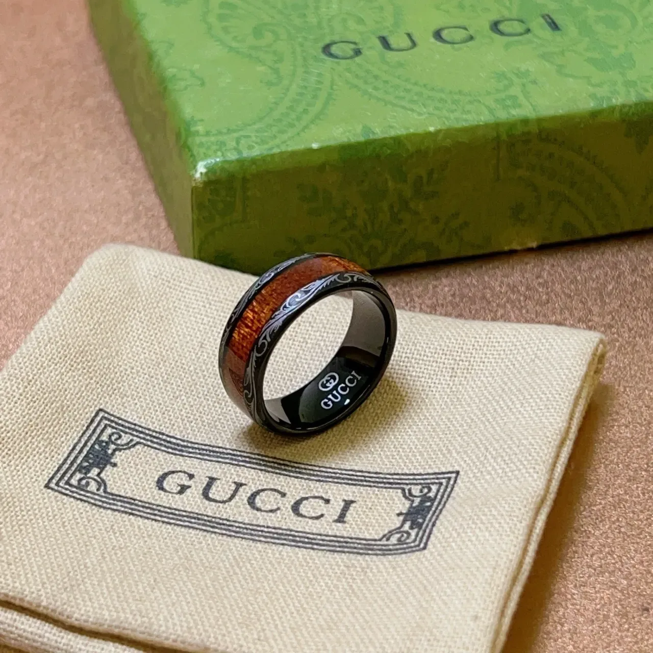 Bague Gucci avec Inlay Noir et Bois Gravée 7