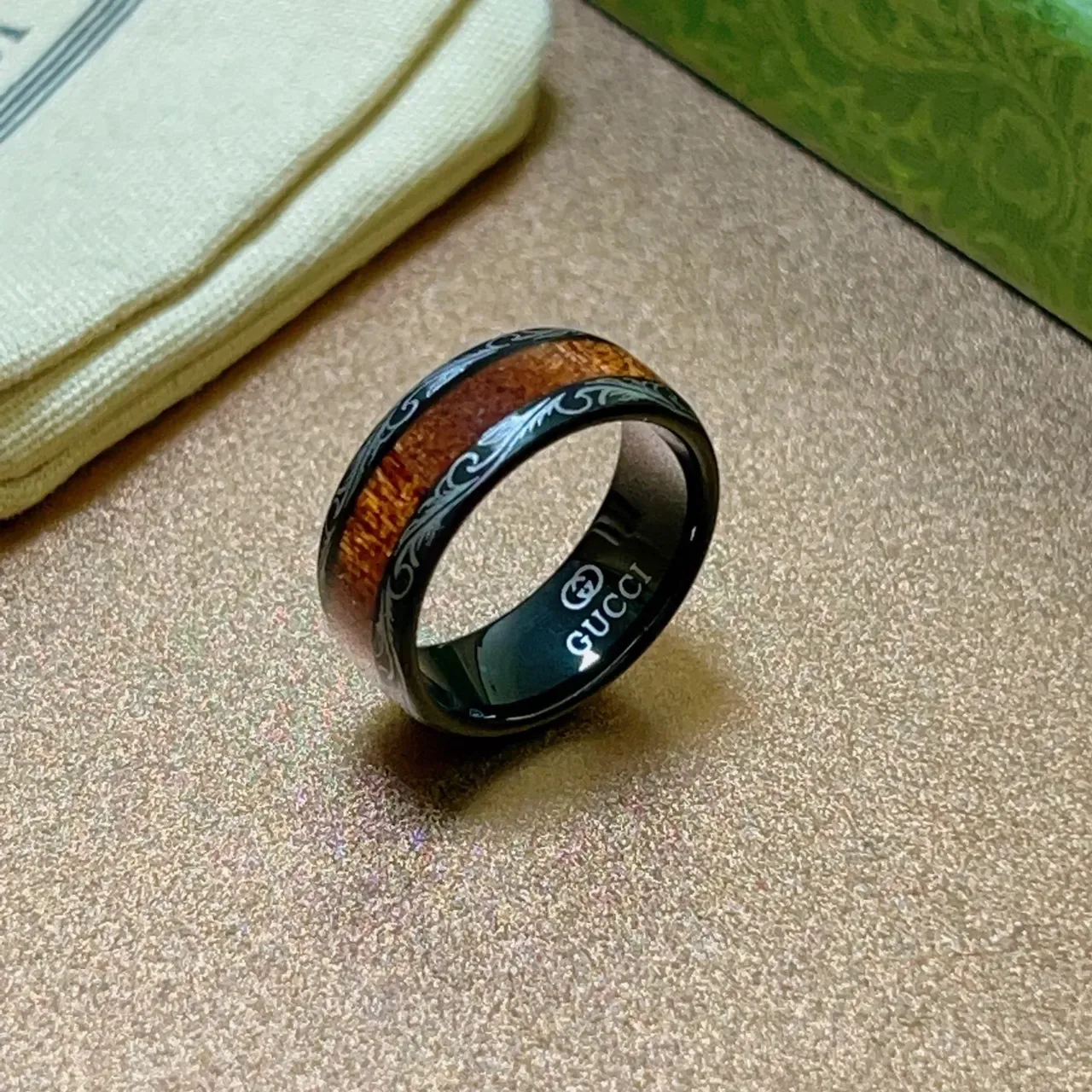 Bague Gucci avec Inlay Noir et Bois Gravée 9