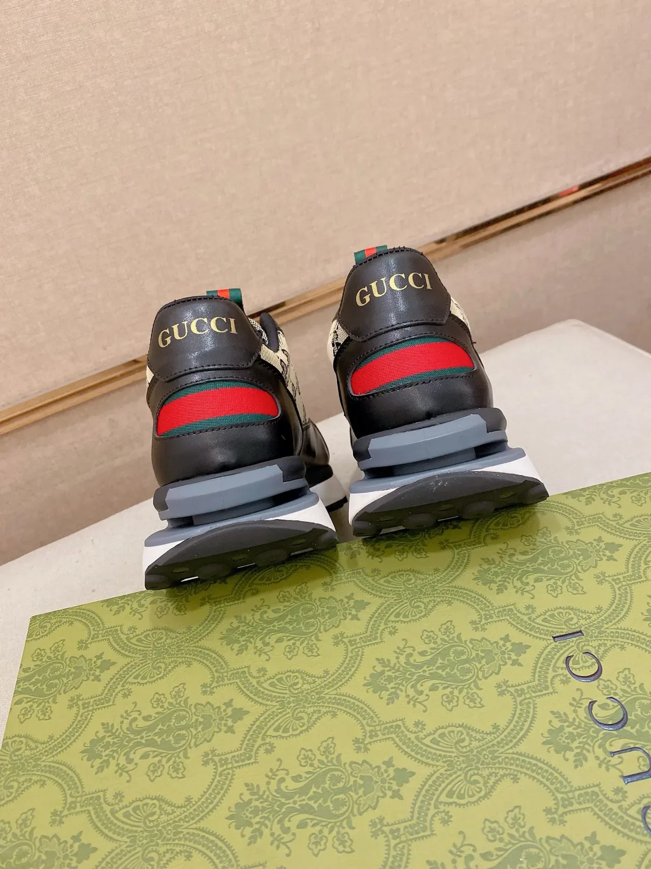 Gucci Sneakers Lifestyle Noir Beige GG Monogram Toile Cuir Overlays 2