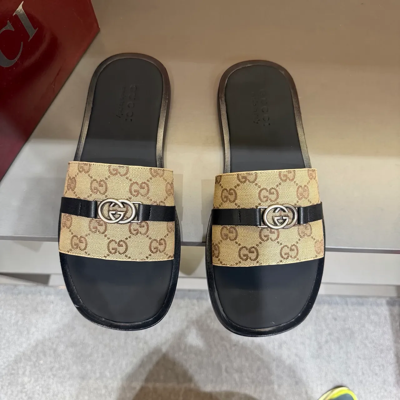 Gucci Negro Beige GG Monogram Lona Correa Interlocking G Hebilla Metal Zapatillas 2