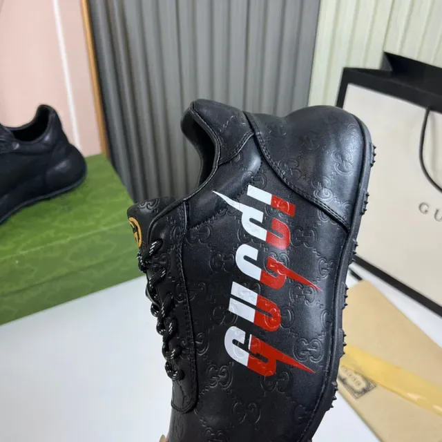 Gucci Baskets Lifestyle Cuir Noir Rouge Monogramme Embossé Logo Latéral Bold 2