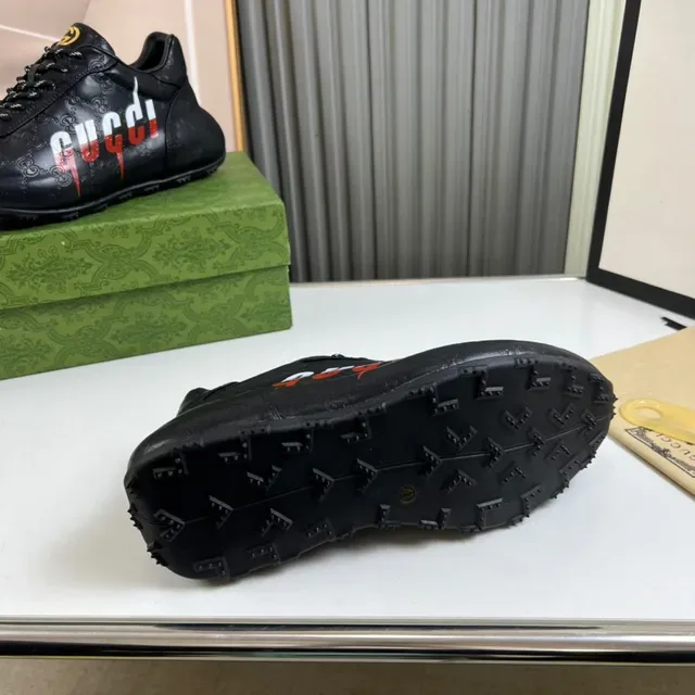 Gucci Baskets Lifestyle Cuir Noir Rouge Monogramme Embossé Logo Latéral Bold 3