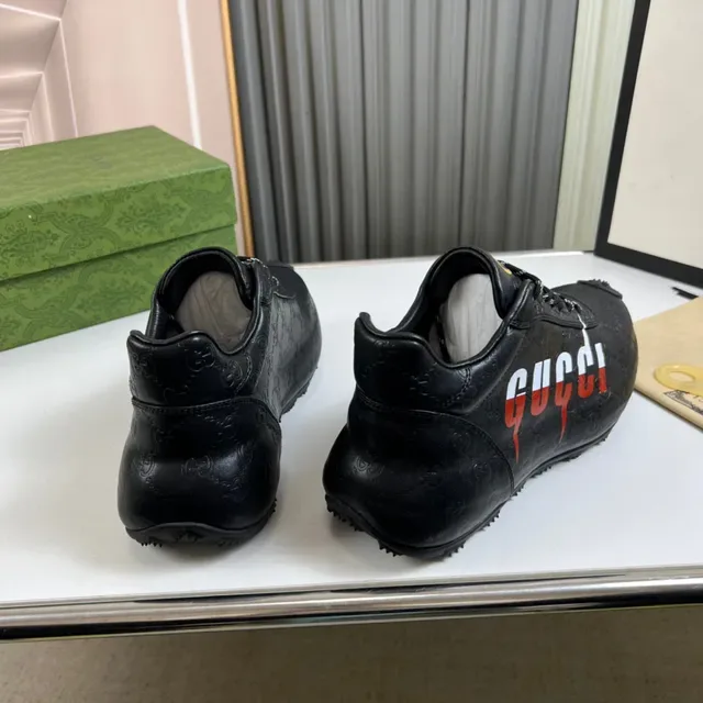 Gucci Baskets Lifestyle Cuir Noir Rouge Monogramme Embossé Logo Latéral Bold 4