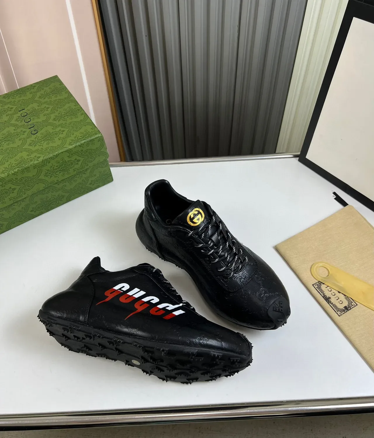 Gucci Baskets Lifestyle Cuir Noir Rouge Monogramme Embossé Logo Latéral Bold 6