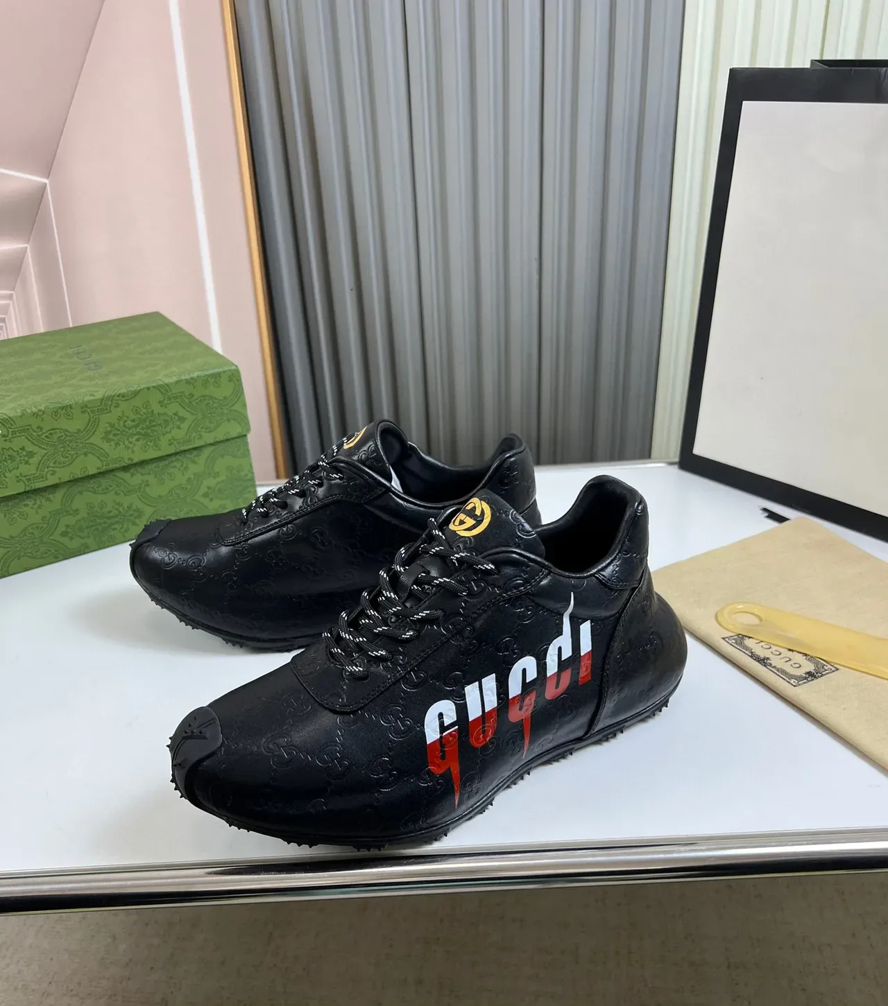 Gucci Baskets Lifestyle Cuir Noir Rouge Monogramme Embossé Logo Latéral Bold 7