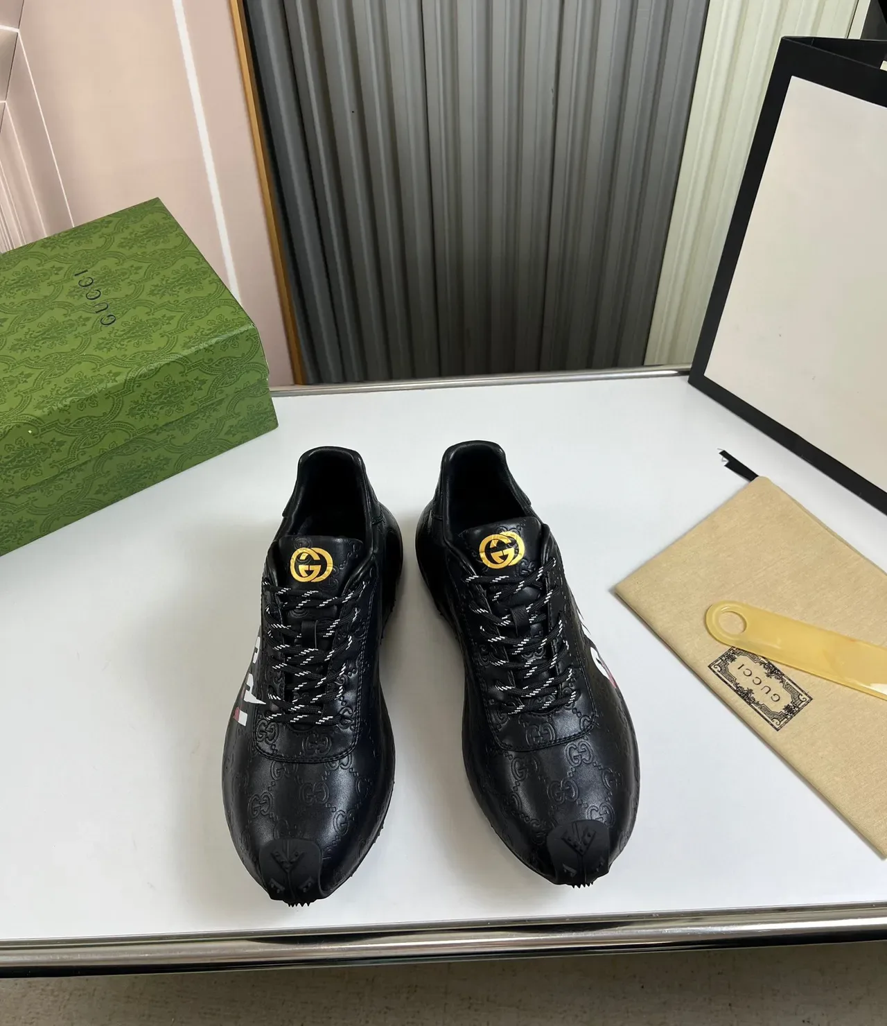 Gucci Baskets Lifestyle Cuir Noir Rouge Monogramme Embossé Logo Latéral Bold 8
