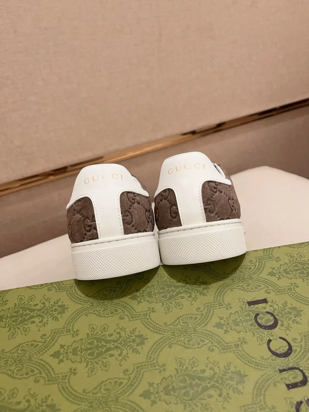 Gucci Marron Blanc Monogrammé Suède Détail Rayures Web Sneakers Lifestyle 3
