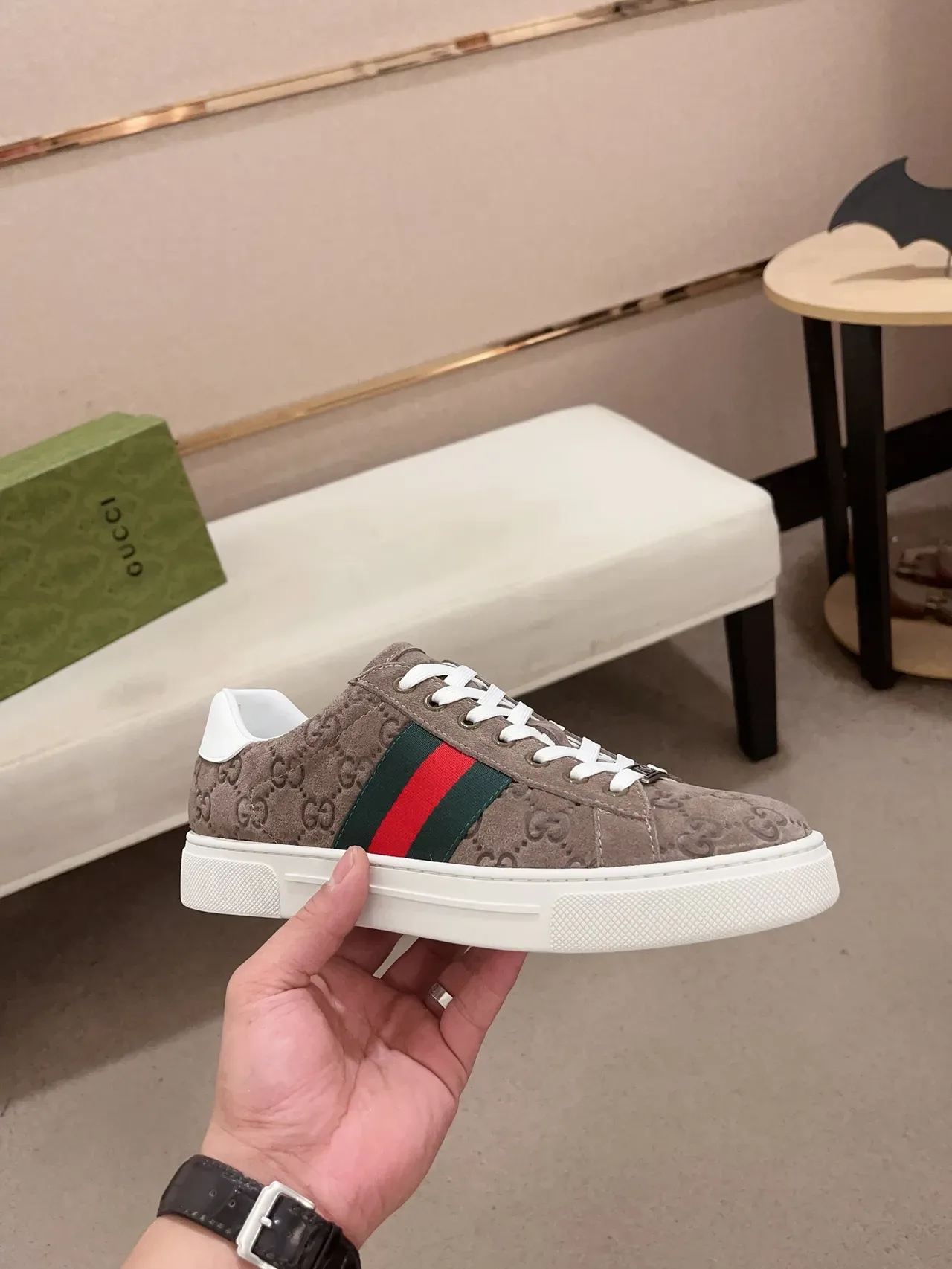 Gucci Marron Blanc Monogrammé Suède Détail Rayures Web Sneakers Lifestyle 4