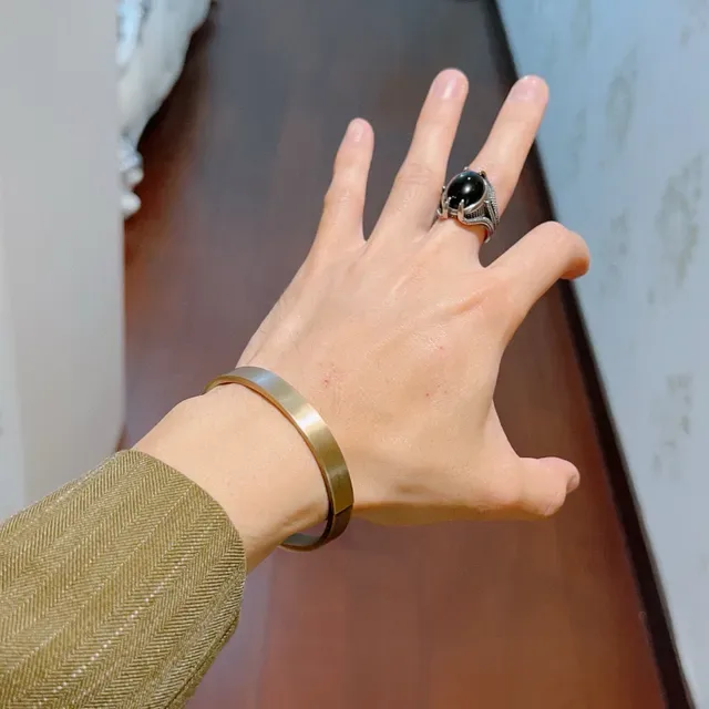 Gucci Brushed Gold-Tone Hinged Bangle Bracelet 2