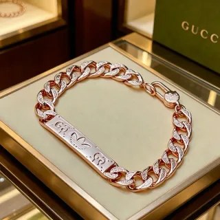Gucci Chunky Curb Chain Engraved GG Lion-Clasp Bracelet