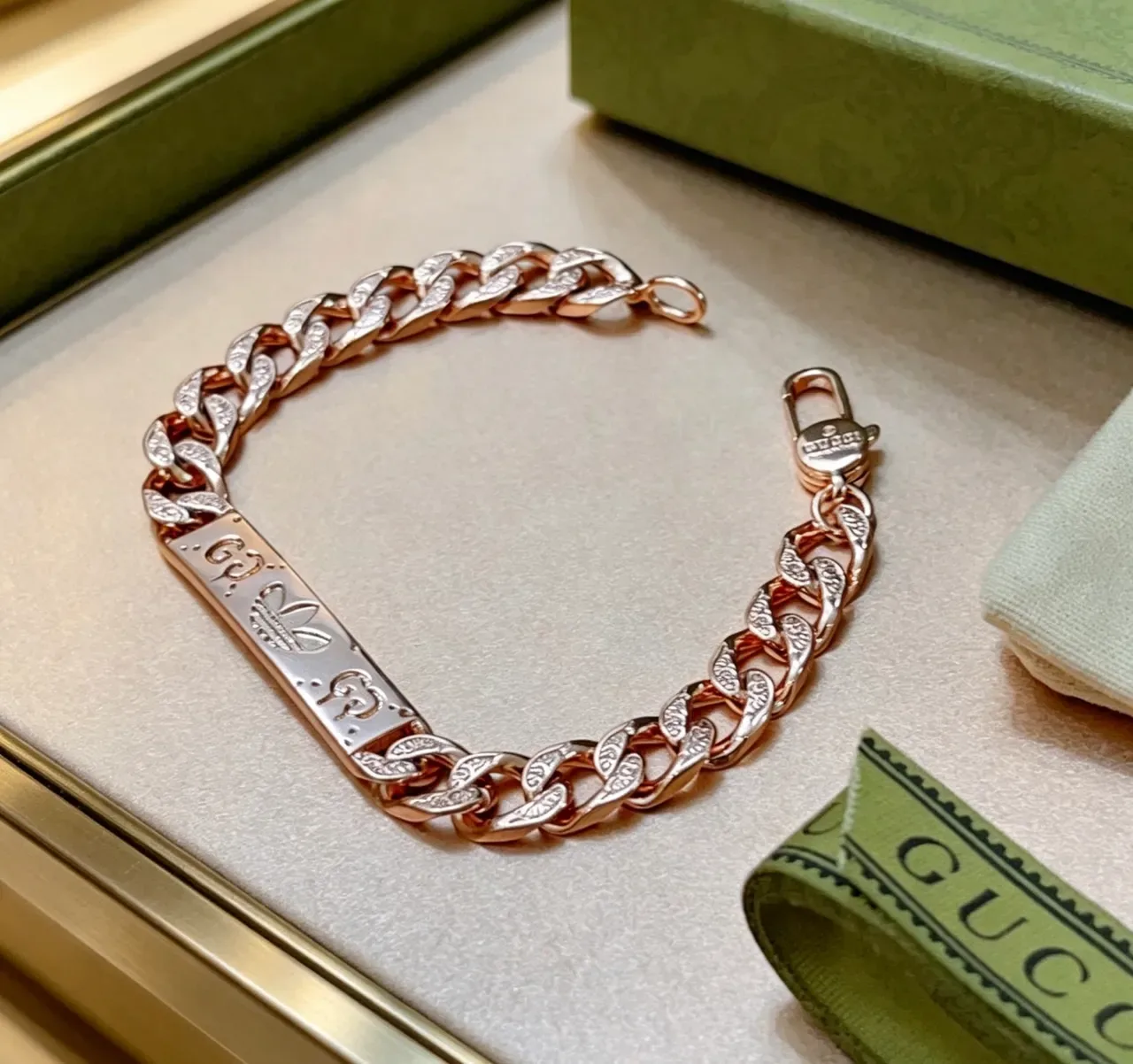 Gucci Chunky Curb Chain Engraved GG Lion-Clasp Bracelet 2