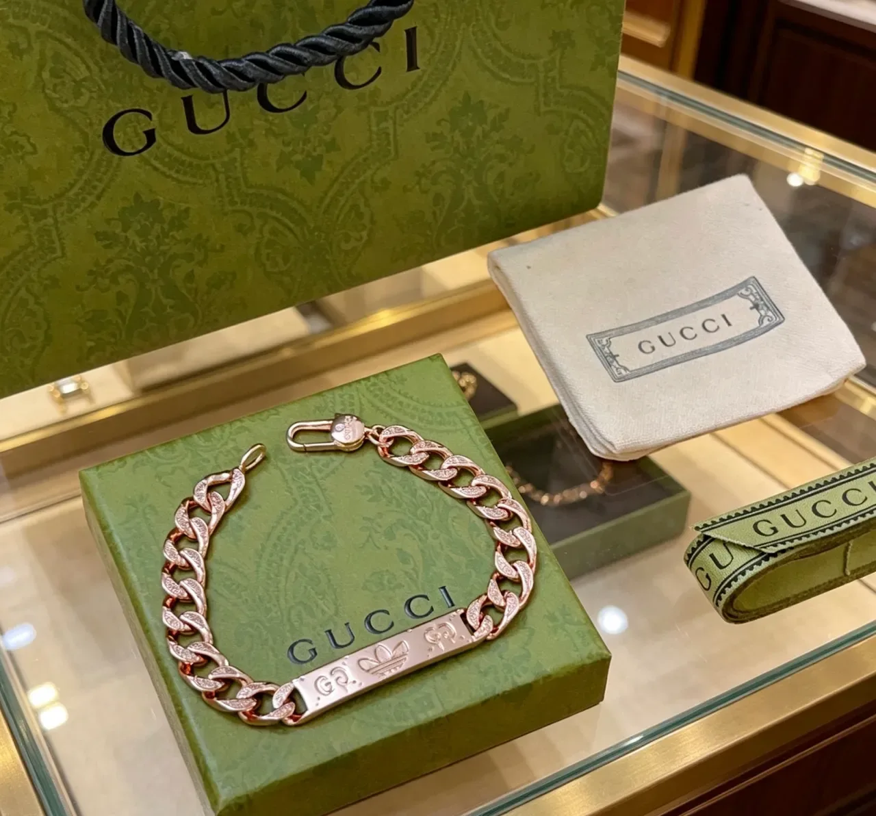 Gucci Chunky Curb Chain Engraved GG Lion-Clasp Bracelet 3