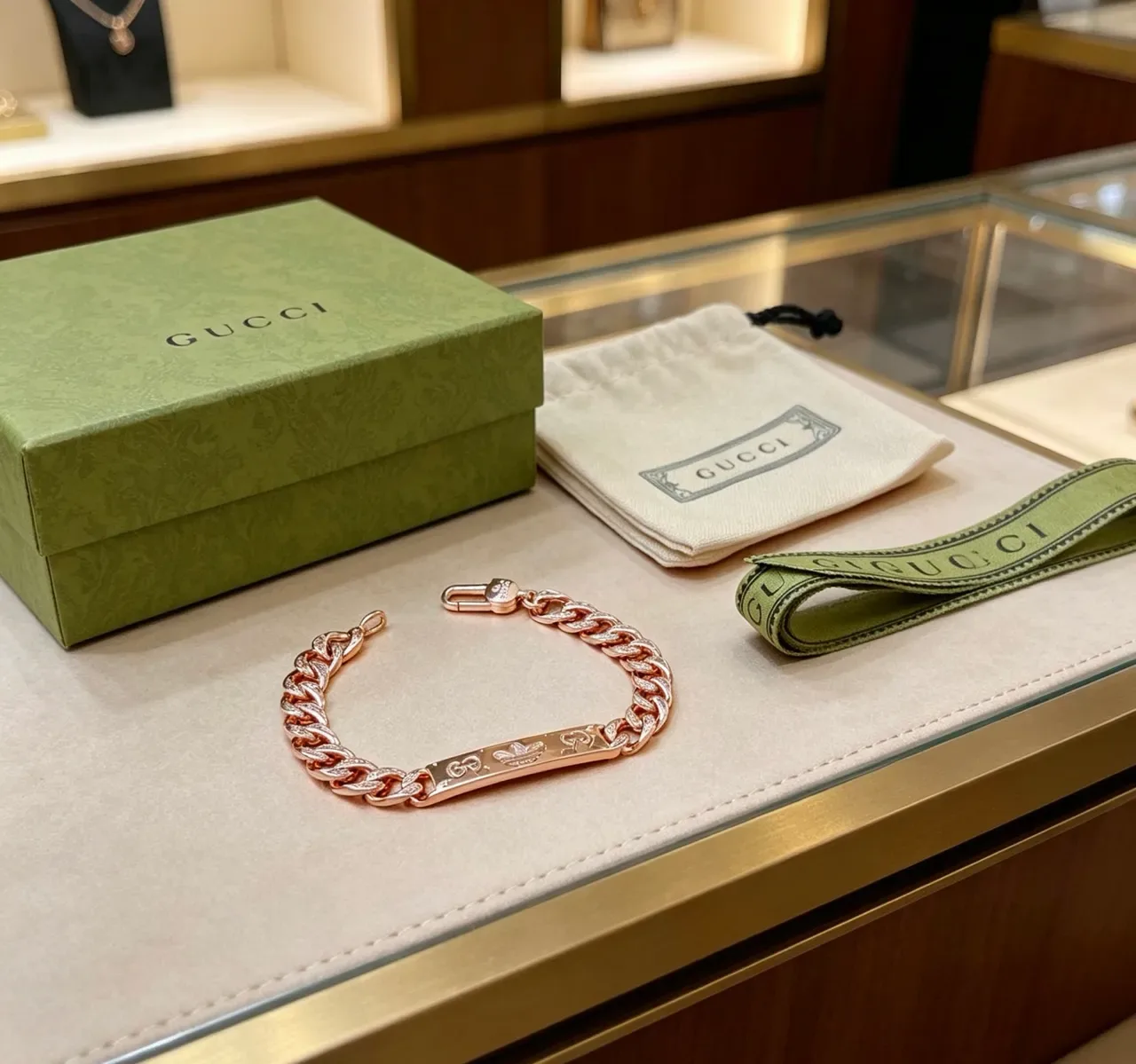 Gucci Chunky Curb Chain Engraved GG Lion-Clasp Bracelet 8