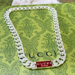 Gucci سلسلة Curb-Link فضية لوحة مينا أحمر قفل قلادة
